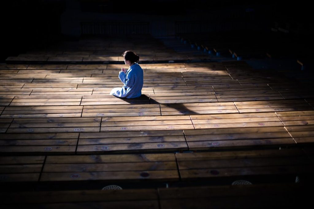 恋するあなたの祈りの力と言葉の力
反転する祈り
暗い場所で祈る女性