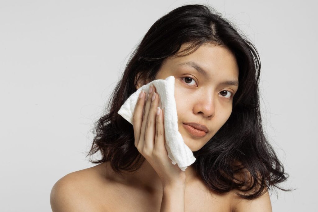 まずはカタチから
その他
顔を拭く女性