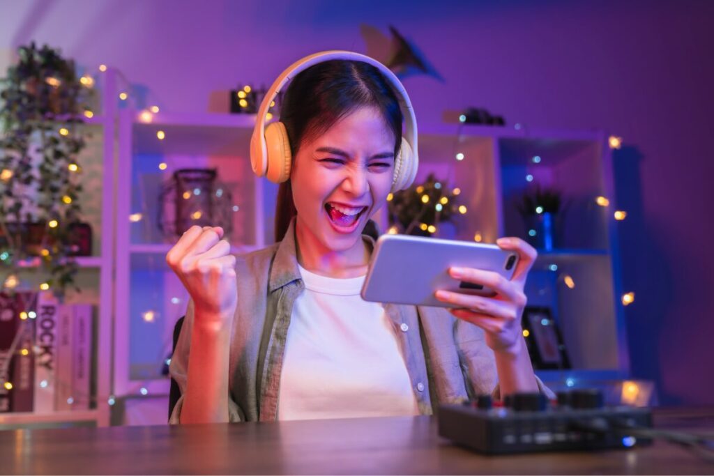 特別な経験は二人をぐっと近づける
お家の中での非日常
ゲームを楽しむ女性