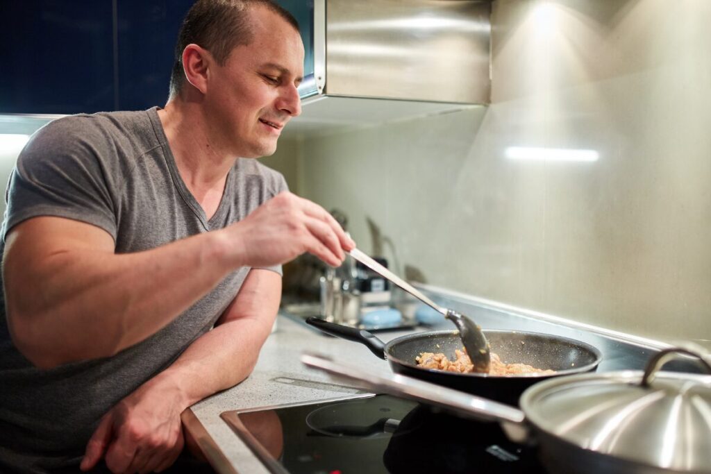 別居婚って本当に成立するの？
別居婚とは
独りで料理をする男性