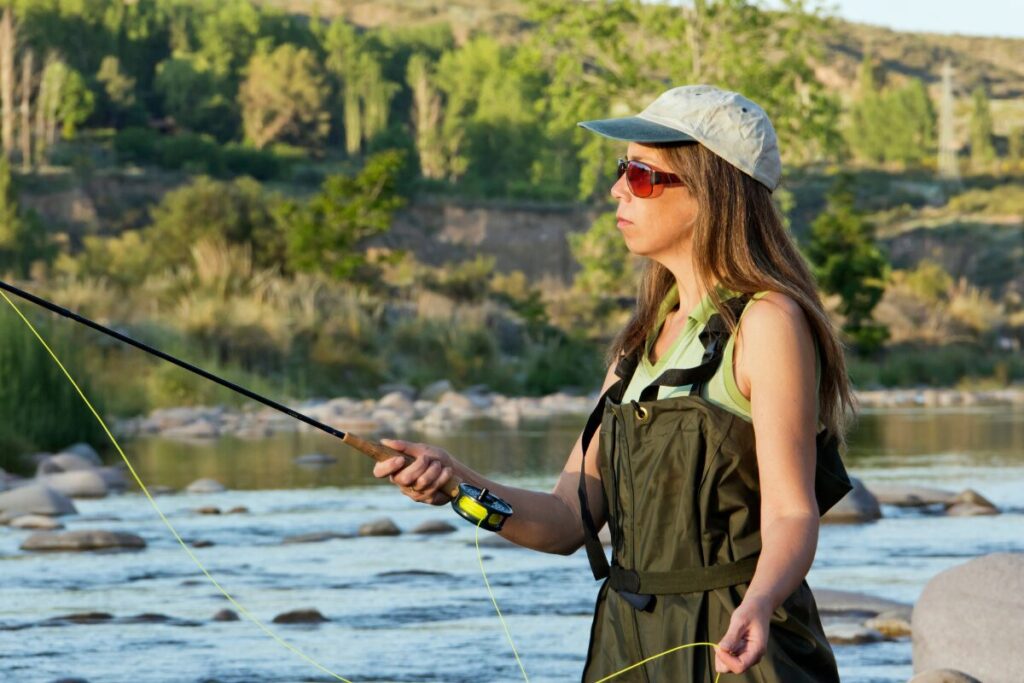 もう罠をしかけるしかない！
狙って釣る難しさ
釣りをする女性
