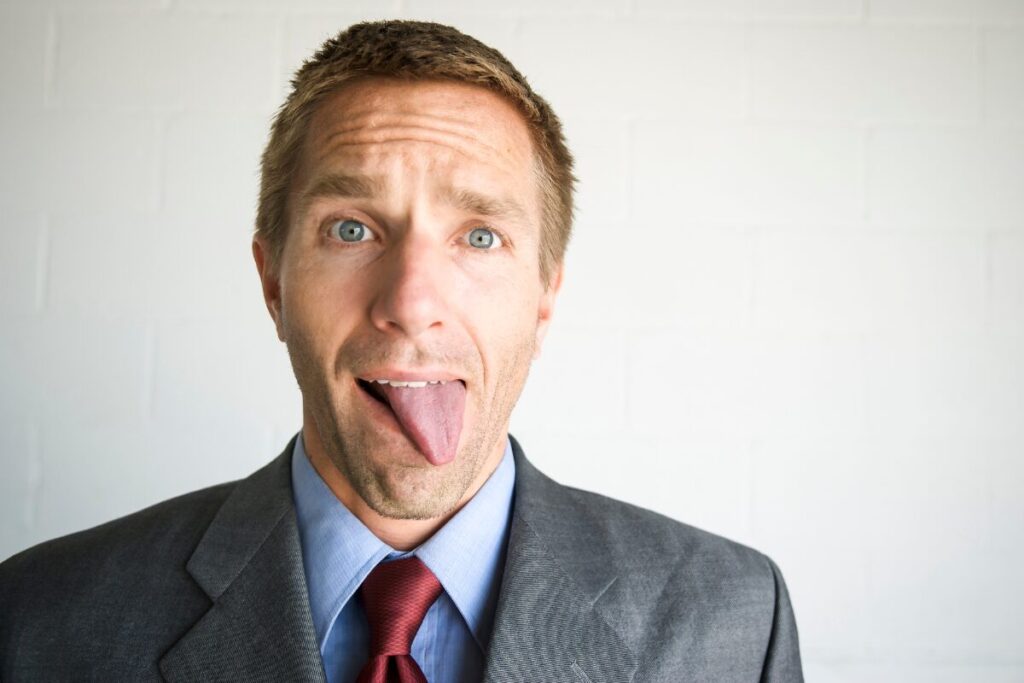 マッチングアプリ　女性からの初回メッセージ
返信のない理由
舌を出す男性