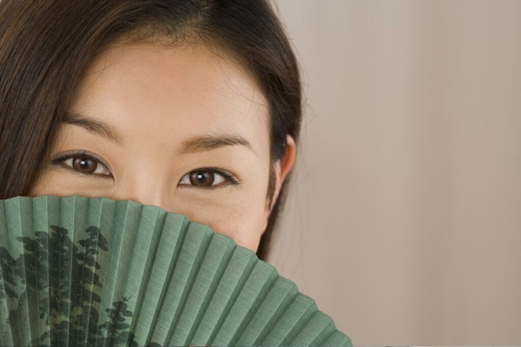 風流な夏の過ごし方
風流とは？
センスで顔を隠す女性