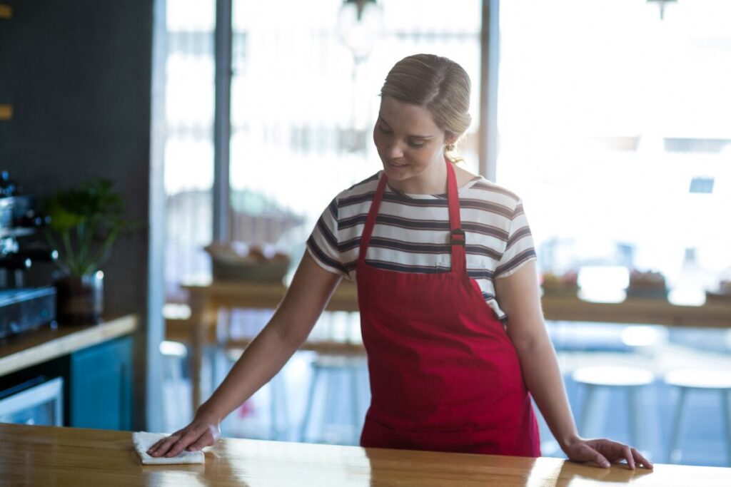 夫婦のルーチンチェックシート
チェックシートの効果
テーブルを拭くウェイトレス