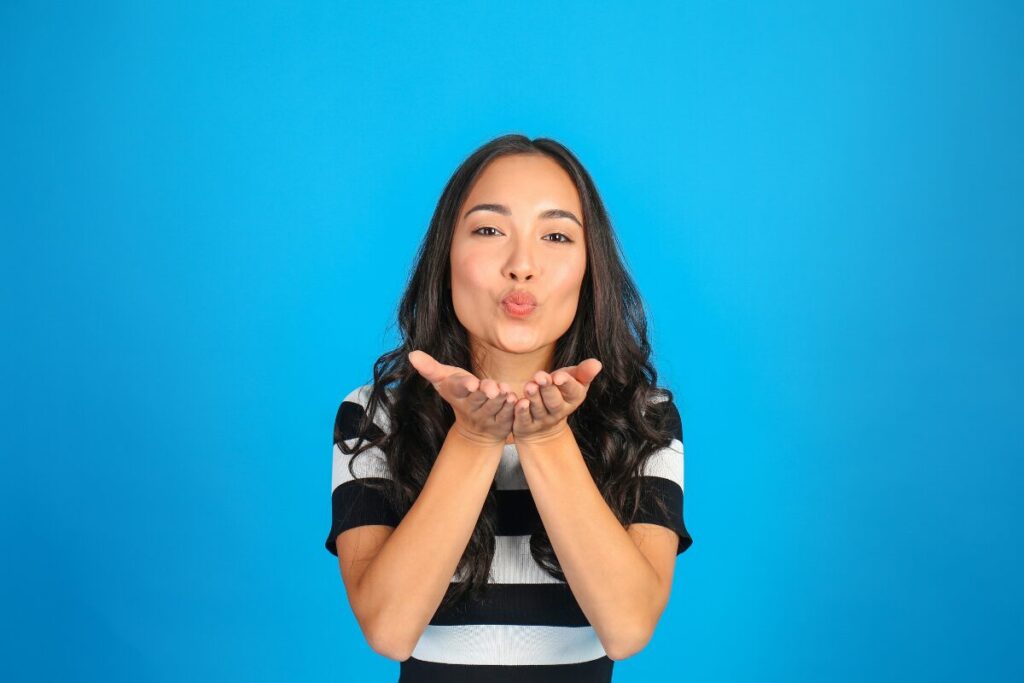 「あ」ではじまる大切な言葉
愛してる
投げキッスをする女性