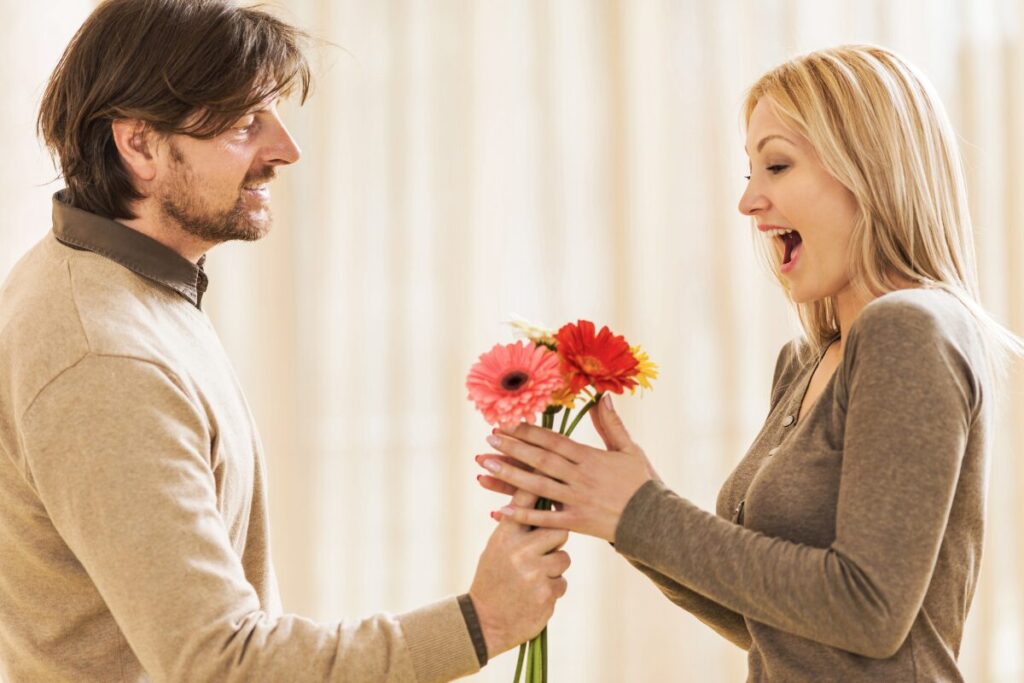 別居婚って本当に成立するの？
別居婚を望む人の言い分
花束をもって訪問してくる男性