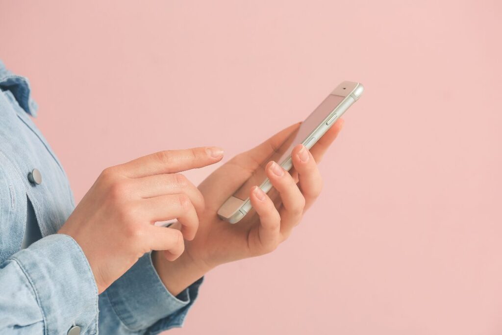 マッチングアプリ　女性からの初回メッセージ
追いメッセージしたっていいじゃない！
スマホを連打する女性