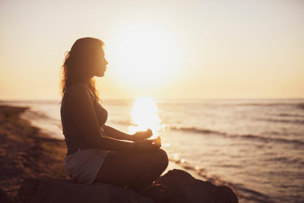 浮気やDVの動かぬ証拠
冷静になるべきです
瞑想する女性