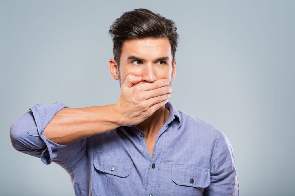 ダメ夫製造機
感謝や謝罪を口にしない夫
口に手を当ててだまる男性