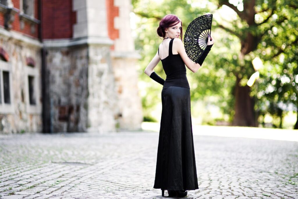 立てば芍薬、座れば牡丹
まずは余裕を持ちましょう
優雅に立つ女性