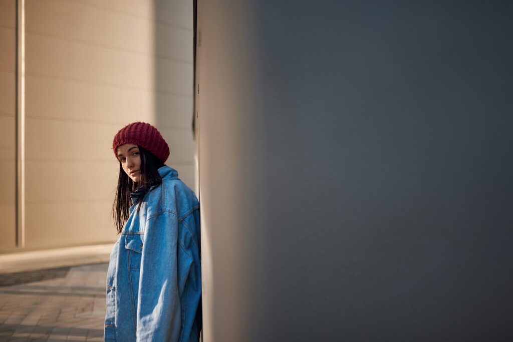 人生に深みを与える七味？
あまり使われない方
物陰に隠れる女性