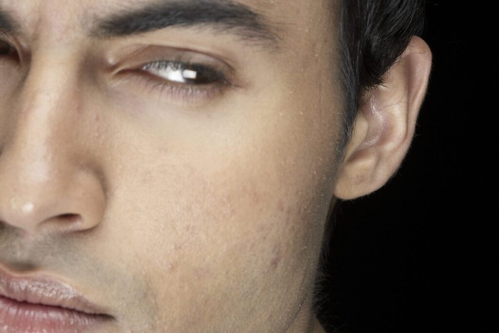 マッチングアプリのロマンス詐欺師
近づき方
流し目の男性