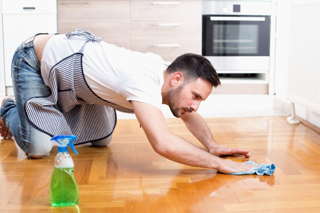 ダメ夫製造機
家事を手伝わない夫
床を拭く男性