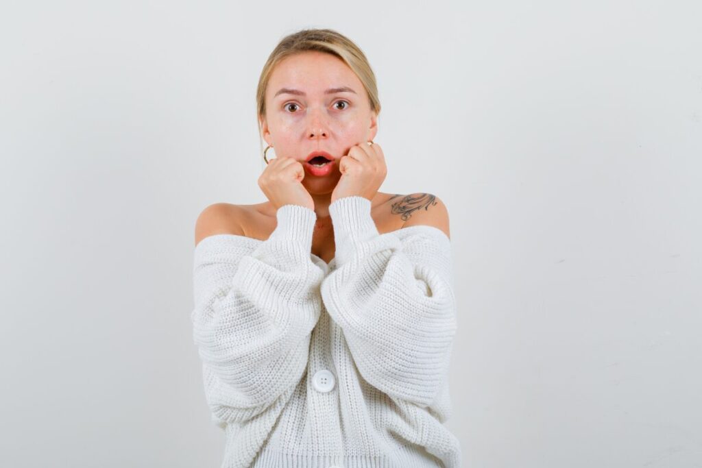 恋愛自己分析シート
人ごとに振り返る
頬に両手をあてる女性