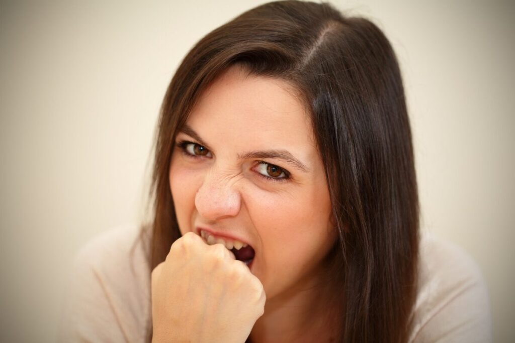 人生に深みを与える七味？
恨む気持ち
拳を噛む女性
