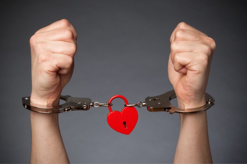 もう罠をしかけるしかない！
逃れられない罠
手錠をかけられた男性