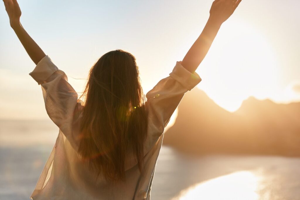 マッチングアプリ　女性からの初回メッセージ
情報を開示せよ
両手を挙げている女性