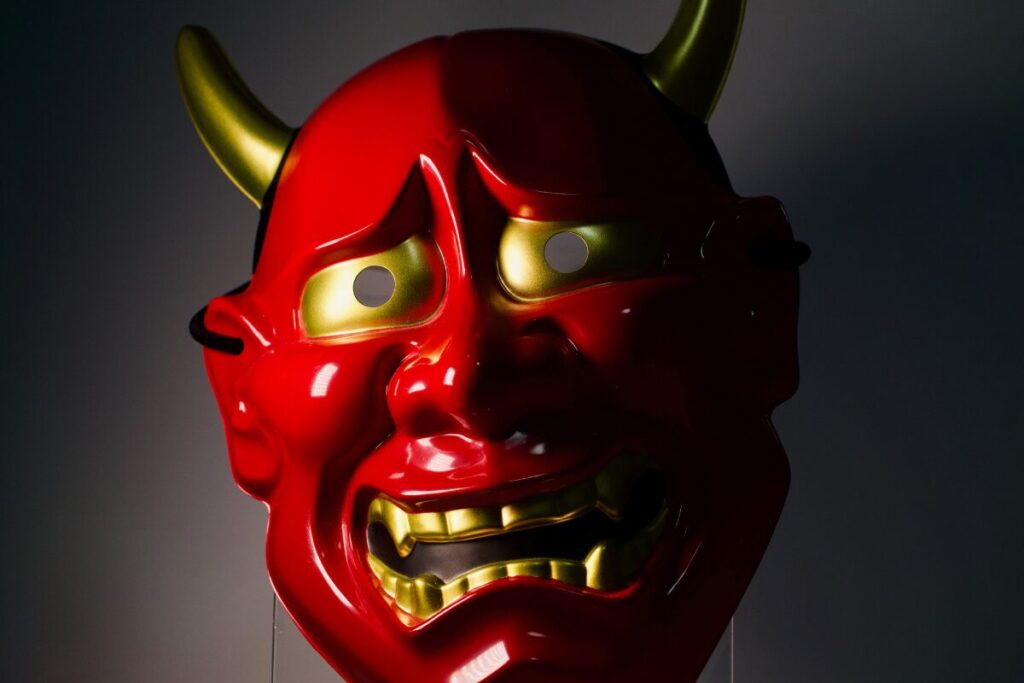 人生に深みを与える七味？
恨みの感情は消えない
赤い般若の面
