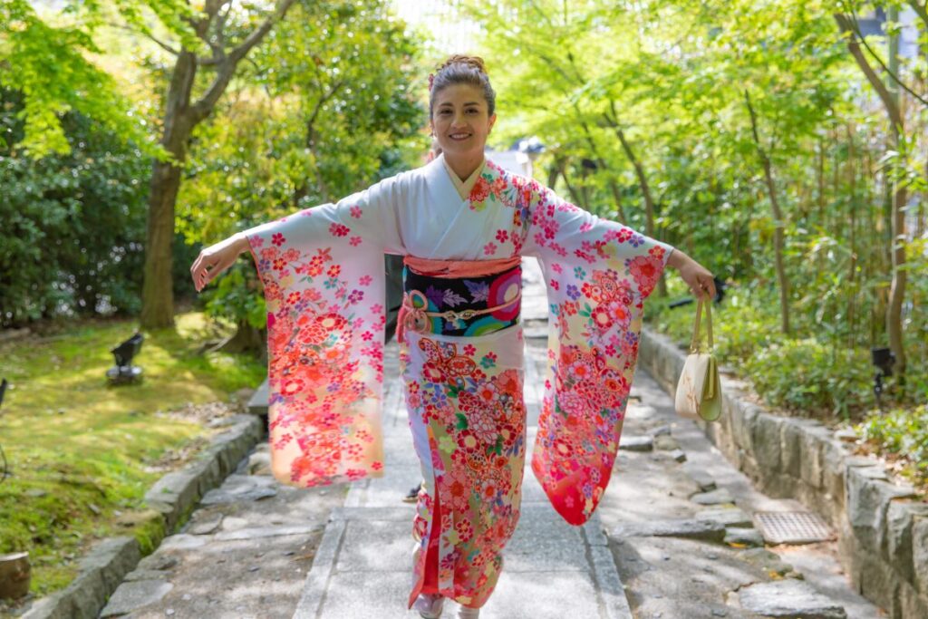 「あ」ではじまる大切な言葉
日本語のすばらしさ
着物姿の外国人女性