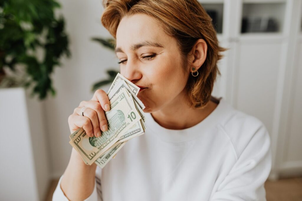 マッチングアプリのロマンス詐欺師
お金の匂い
札束の匂いを嗅ぐ女性