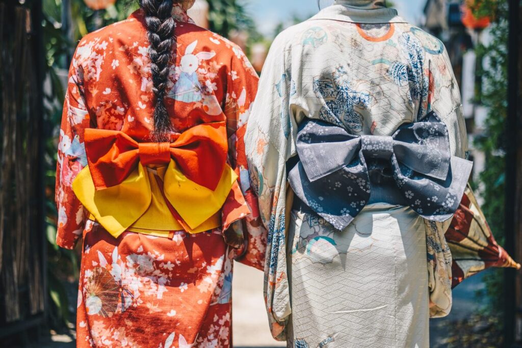 風流な夏の過ごし方
友人を自宅に招く
連れだって歩く浴衣の女性達