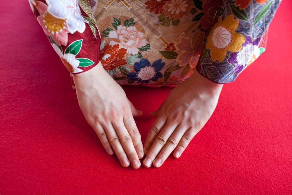 風流な夏の過ごし方
おもてなしの一つ
三つ指をつく女性