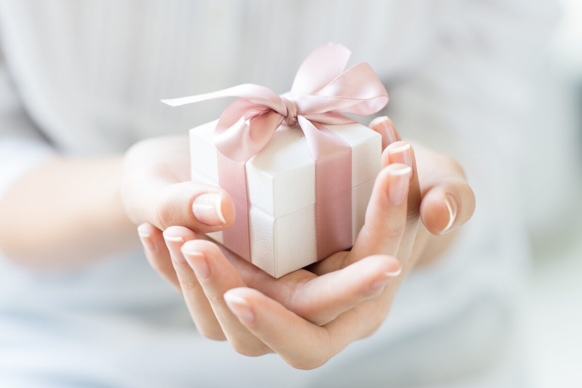 彼氏に喜ばれるちょっとしたプレゼント プレゼントって特別な日をさらに特別にしてくれます。ならば普通の日に何げなくプレゼントを贈ったら普通の日が特別な日になっちゃうかもというお話。