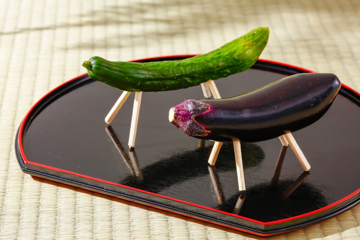 あなたの知らないお盆の由来 大人が夏休みをとって帰省し、ご先祖様の供養をするお盆。私たち日本人にとって当たり前の行事ですが実は良く分からない風習であることも事実。今回は少しだけお盆について勉強してみましょう。