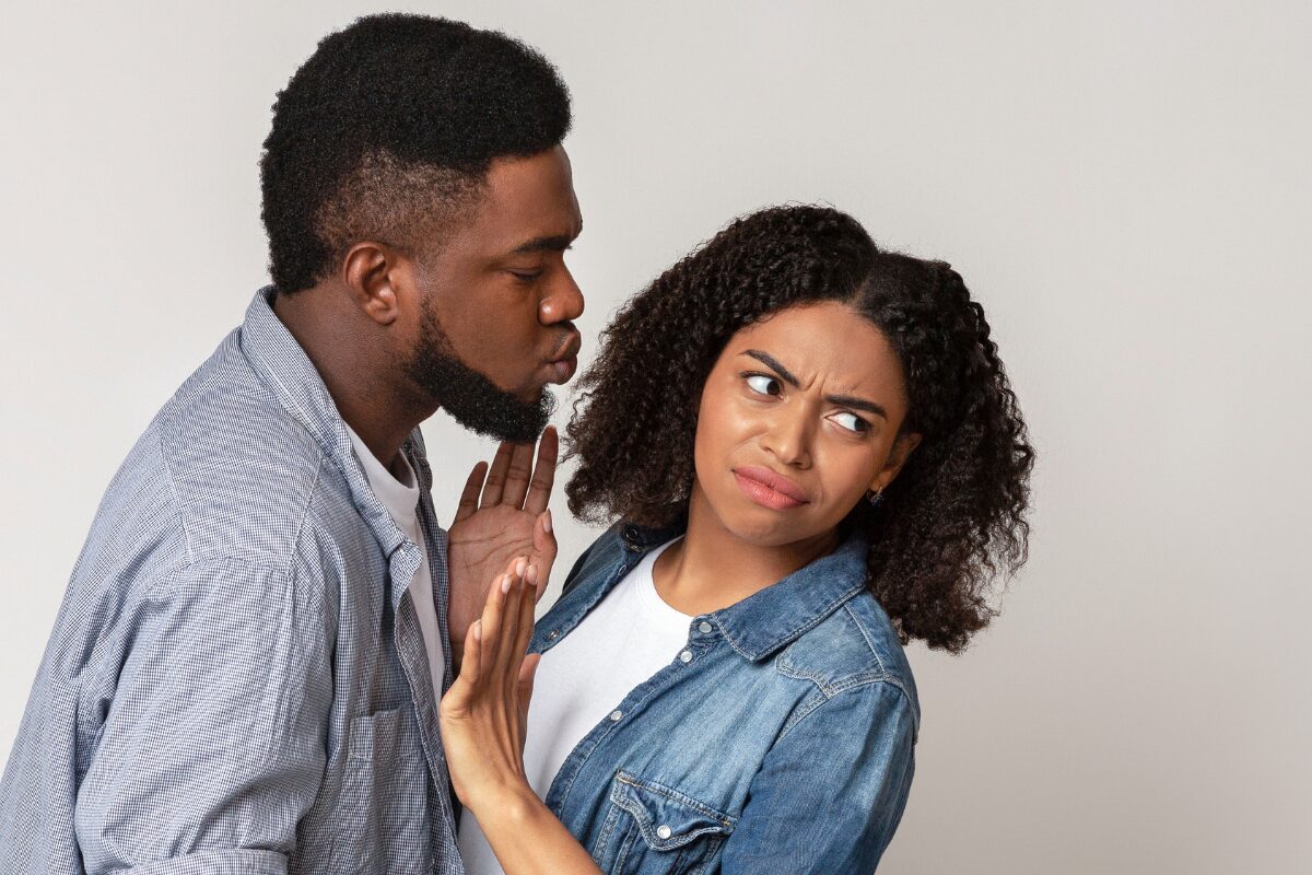 勘違い男に要注意！しつこい男性をスパッと遠ざけるには あなたの気持ちや状況を無視して、何度もしつこく誘ってくる男はSNSや職場など様々な場面であなたの前に現れます。そんな気持ち悪い勘違い男は、見極めて適切な距離を取り、撃退することが大切です。