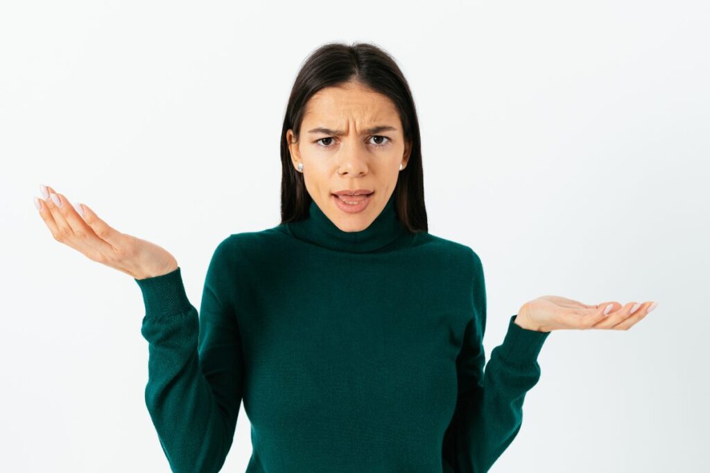 マッチングアプリ　初デートに最適な女性の服装とは
コーデのポイント？
首をすくめる女性