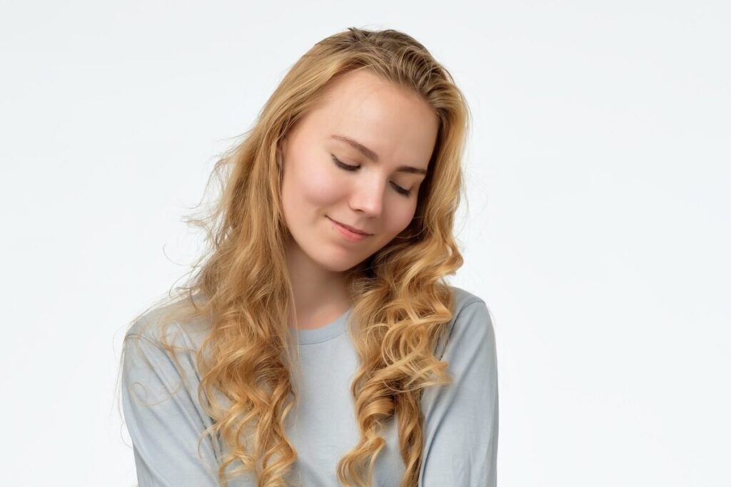 話すのが苦手なので恋愛が苦手な人がやるべき事
話すのが苦手な理由
内向的そうな女性