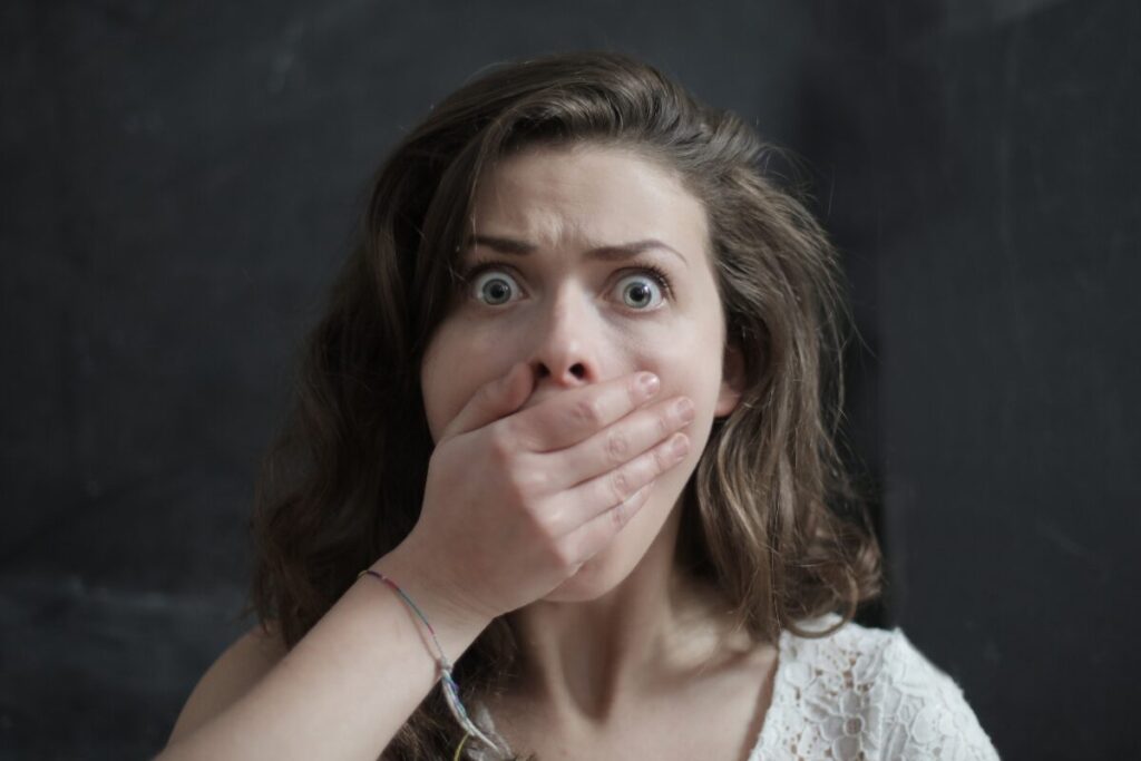 日常に潜む恐怖　身近なヒトコワ話
ヒトコワの定義
恐怖する女性