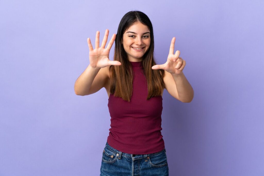 同時進行はアリ？マッチングアプリ恋愛の常識
マッチングアプリ同時進行の現状
両手で数を数える女性