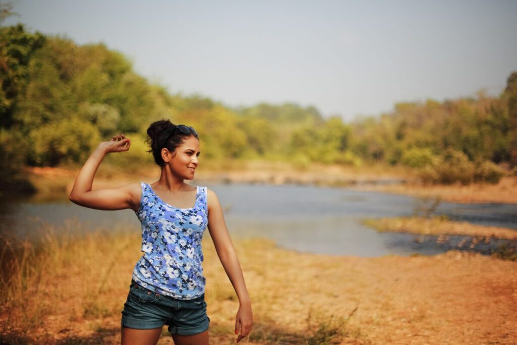 困った時は近所の神さまにお願いする
石を投げれば神社に当たる？
石を投げる女性