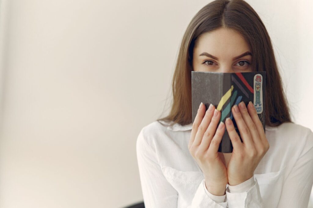 付き合う前のデートって難しくないですか？
それ、ほとんど付き合ってない？
恥ずかしそうに顔を隠す女性