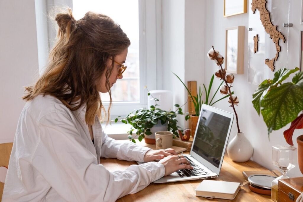 首、肩こり、頭痛を今すぐ解消したい
肩こりの原因
PCに向かって仕事をする女性