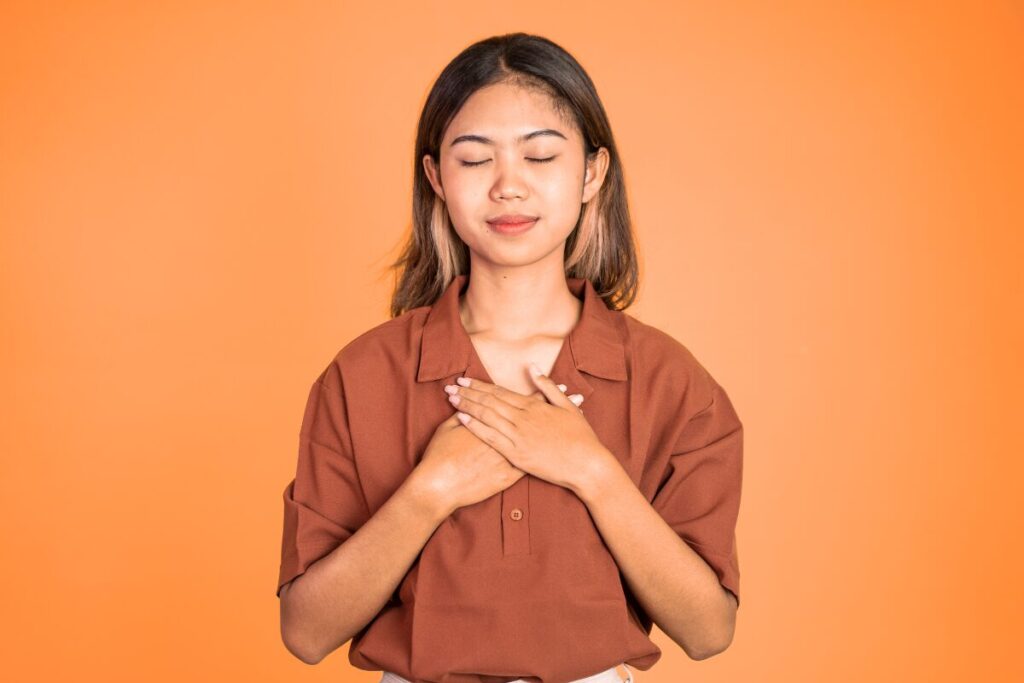 本当に効果がある?アンガーマネージメント方法
アンガ-マネージメントとは
胸に手を当てて目を閉じる女性