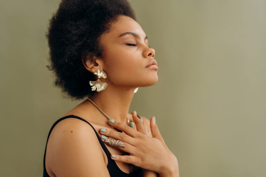 夫の浮気を許す？許さない？浮気発覚時の心構え
発覚した時の心構え
深呼吸をする女性