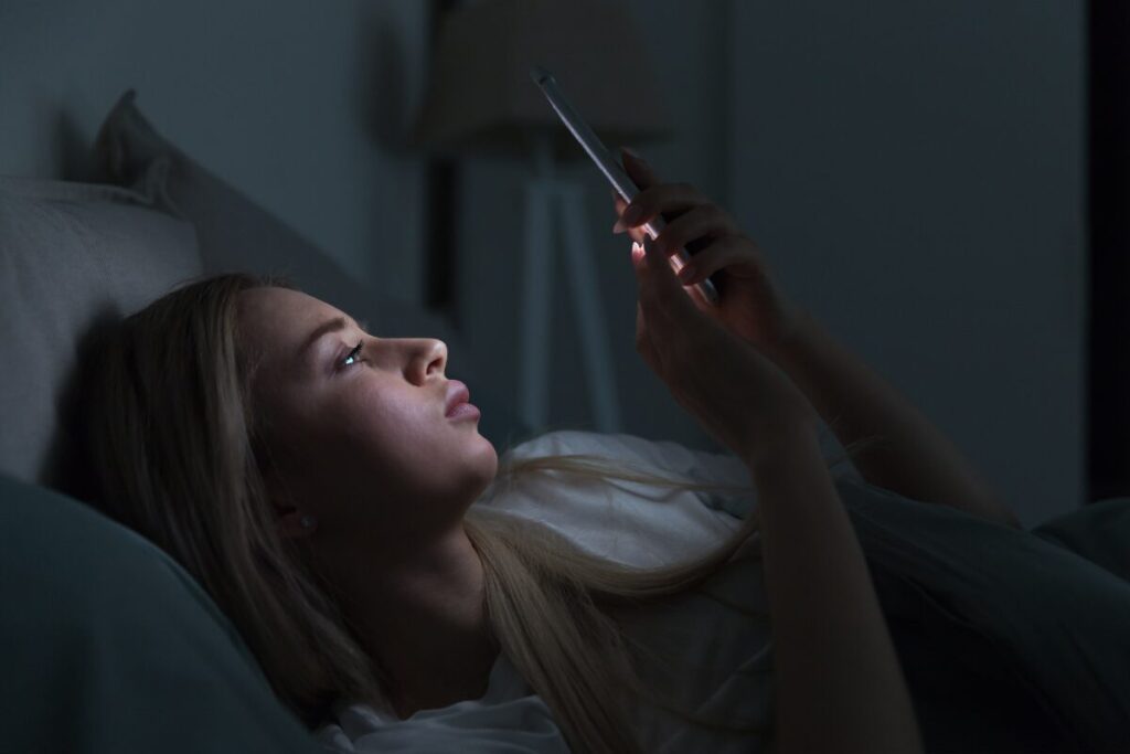 ストレス社会を生き抜く！質の良い睡眠を得るための快眠グッズ
スマホやPCで眠れない？
暗がりでスマホをいじる女性
