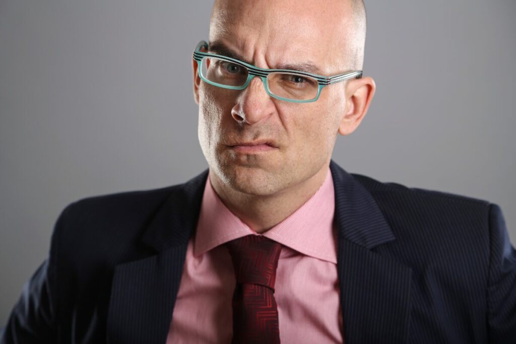 安定収入を得るための副業の選び方
副業という餌
悪だくみをしてそうな男性