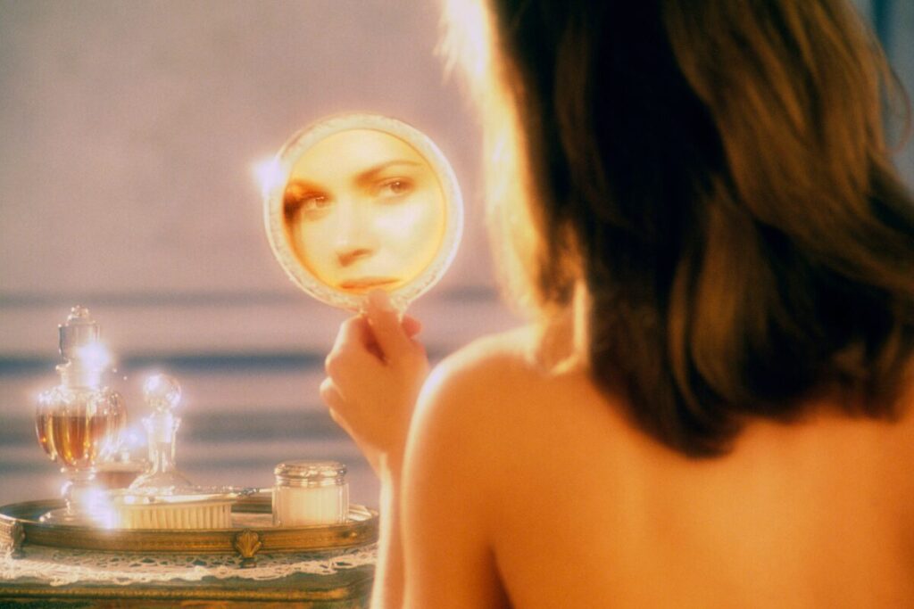 写真と実物が違う！婚活でのパネマジ
婚活におけるパネマジ
魔法の鏡をのぞく女性