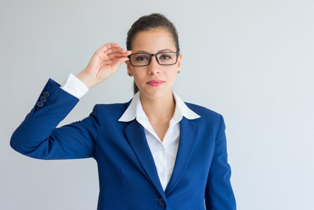 話すのが苦手なので恋愛が苦手な人がやるべき事
おしゃべりはスキル
メガネくいっの女性