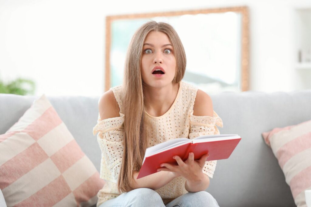 日常に潜む恐怖　身近なヒトコワ話
事実は小説より奇なり
本を読んで驚愕する女性