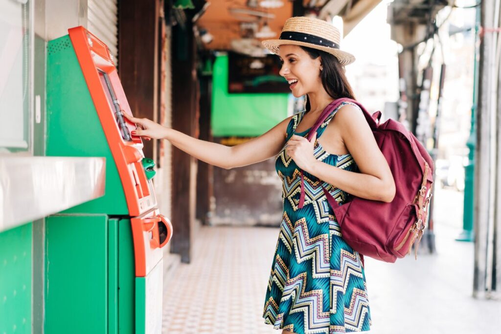 困った時は近所の神さまにお願いする
神様の出張サービス？
ATMでお金をおろす女性