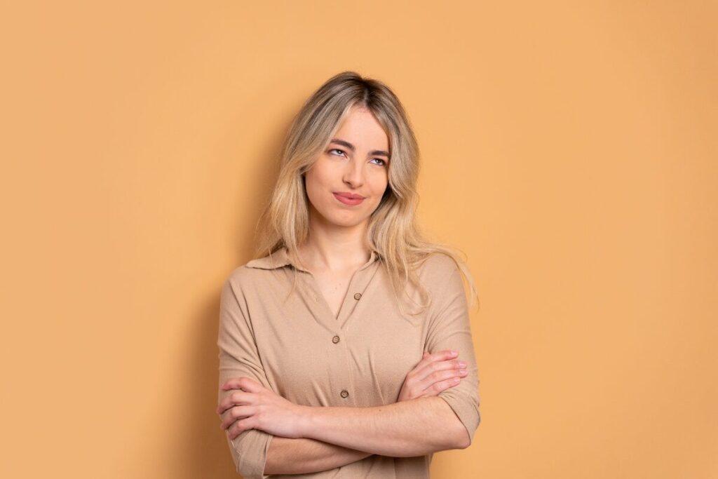 付き合う前のデートって難しくないですか？
腕を組んであきれてる女性
告白されるには