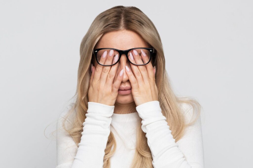 首、肩こり、頭痛を今すぐ解消したい
頭痛の症状
目頭をおさえる女性