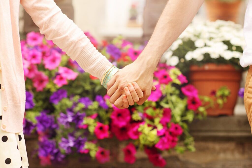 結婚相手とどこで出会うの？後悔しないための出会い戦略
相手と交際に至ったきっかけ
手をつなぐカップル
