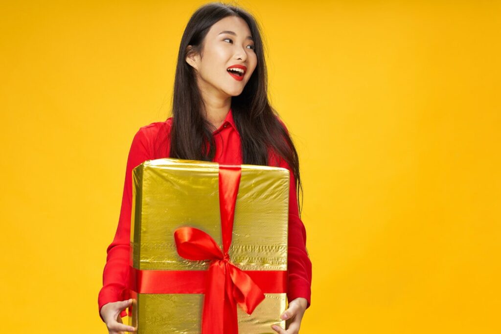 彼氏に喜ばれるちょっとしたプレゼント
大袈裟にラッピングしてみる
大きなプレゼントを抱える女性