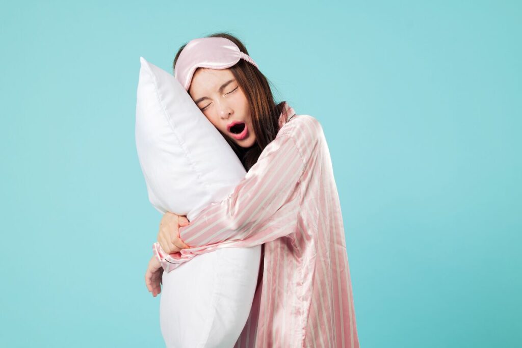 ストレス社会を生き抜く！質の良い睡眠を得るための快眠グッズ
快眠グッズを紹介
枕を抱える女性
