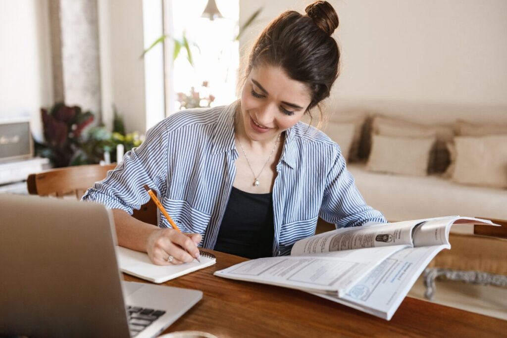 安定収入を得るための副業の選び方
副業と資格は分けて考えて
資格勉強中の女性